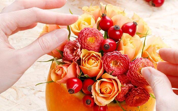 Tischdeko Kürbis Blumen arrangieren