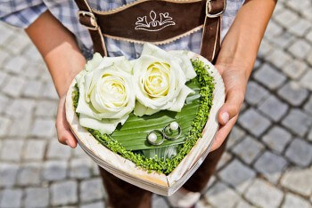 Bayerische Hochzeit Hochzeitslader mit Ringkissen