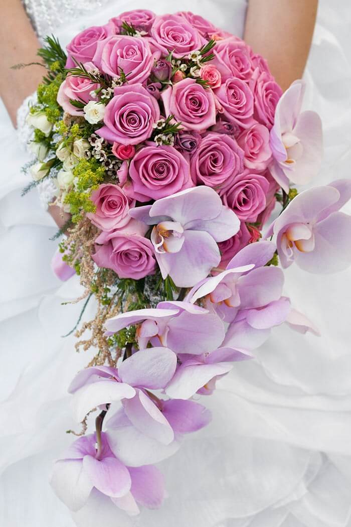 Brautstrauß mit Rosen und Orchideen
