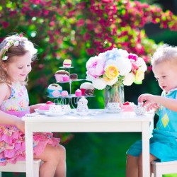 Kindertisch zur Hochzeit draußen