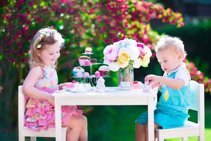 Kindertisch zur Hochzeit draußen