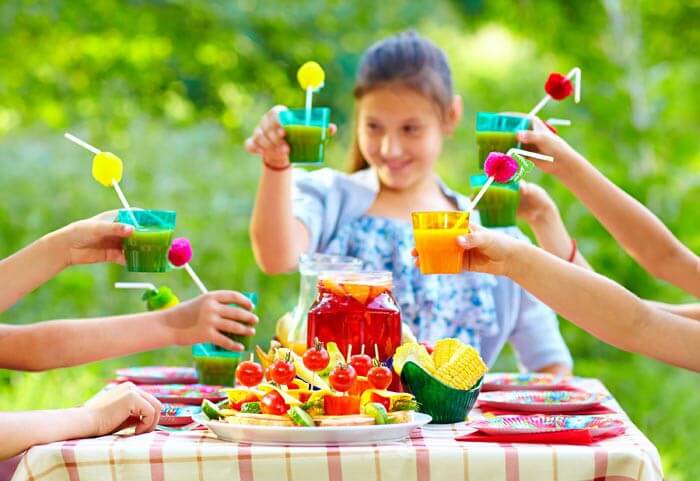 Kindertisch zur Hochzeit für draußen