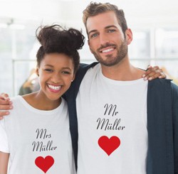 Partner-Shirts mit Mr. & Mrs. und einem Herz