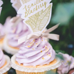 Cupcake mit Walderdbeeren für den Sweattable