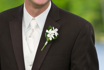 Hochzeitsanzug mit Anstecker