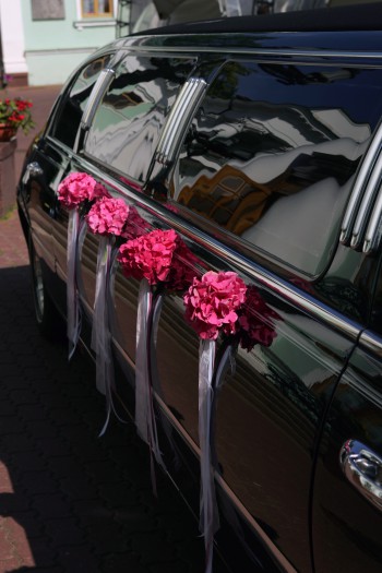 Autodekoration für eine Hochzeit im Herbst - Blumenstrauss vorne