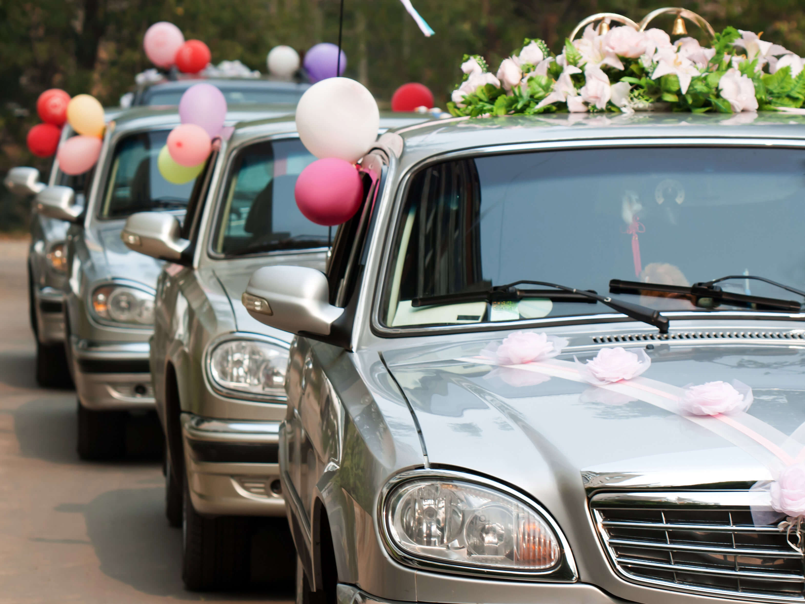 Foto Hochzeitsschmuck auf einem Auto Bild #10760748