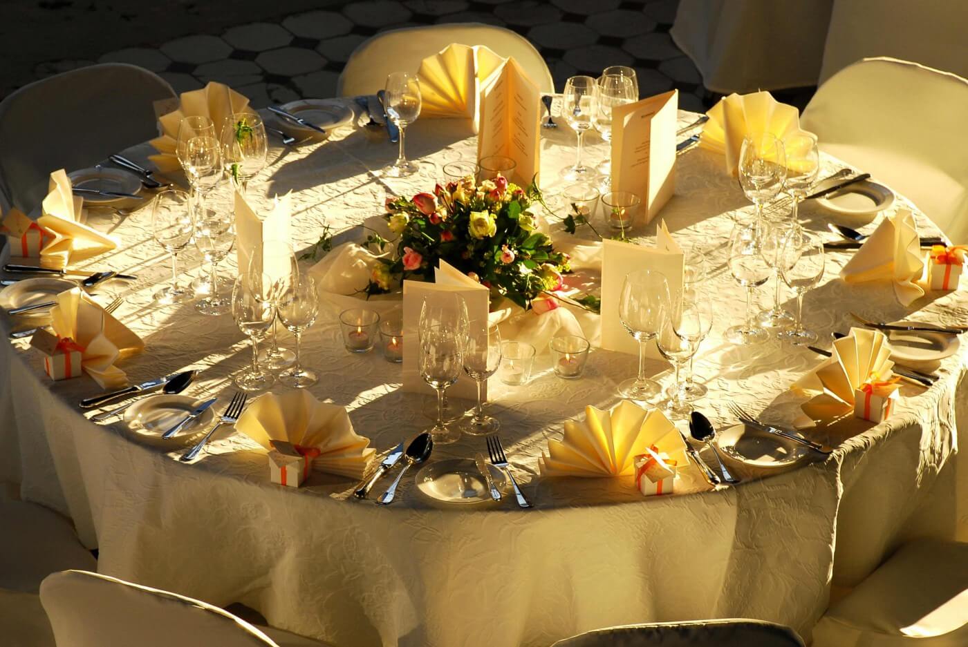 Hochzeit Blumendeko runder Tisch