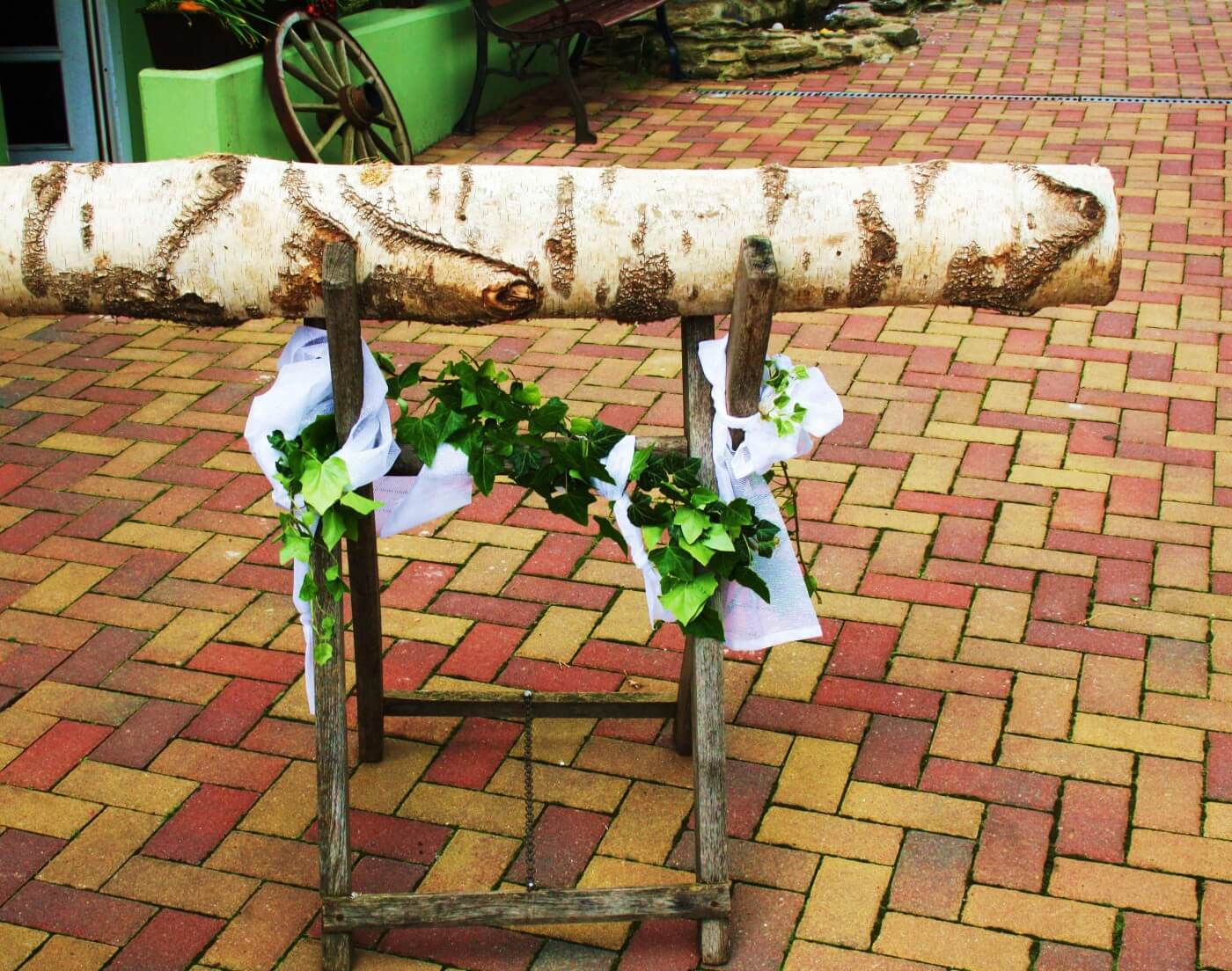 Baumstamm sägen zur Hochzeit Tipps Ideen Umsetzung