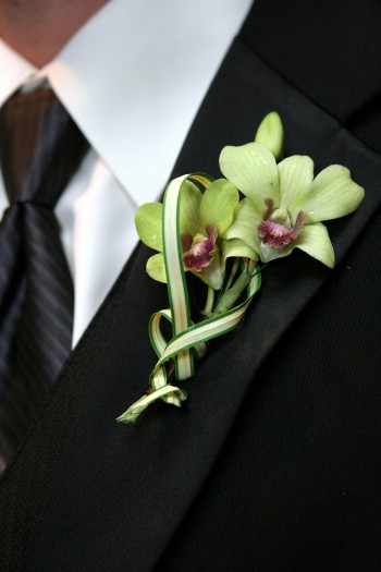 Hochzeitsanzug mit Krawatte und Anstecker