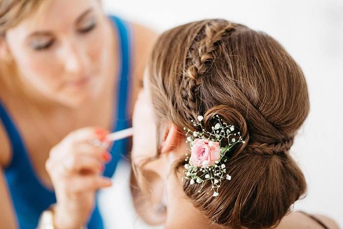 Hochsteckfrisuren Trauzeugin 700x467 - The 10 most beautiful bridesmaids hairstyles