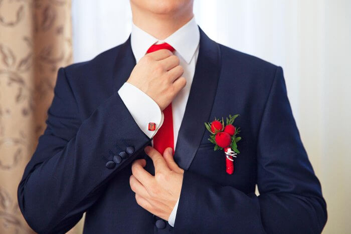Krawattenknoten Hochzeit 700x467 - Cufflinks for weddings - for the groom with style