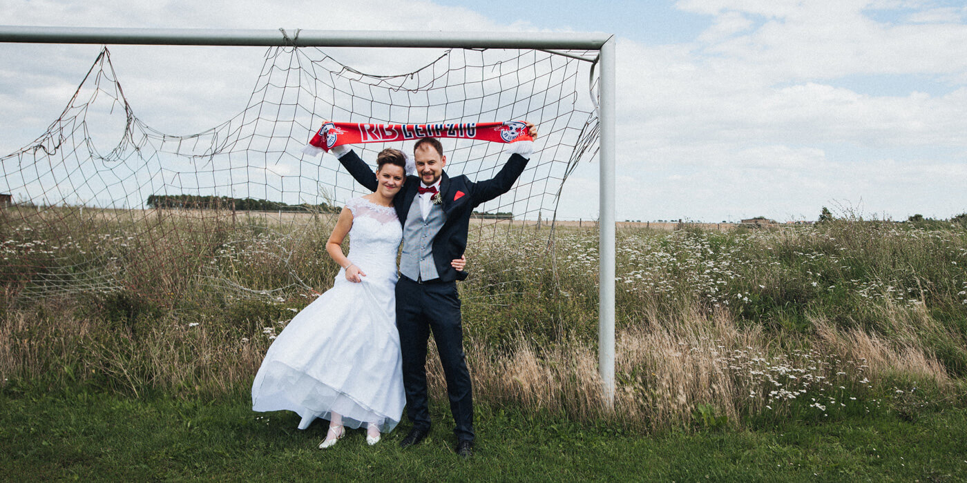 FußballHochzeit in Rot & Weiß Fotostory mit wundervollen Paarbildern
