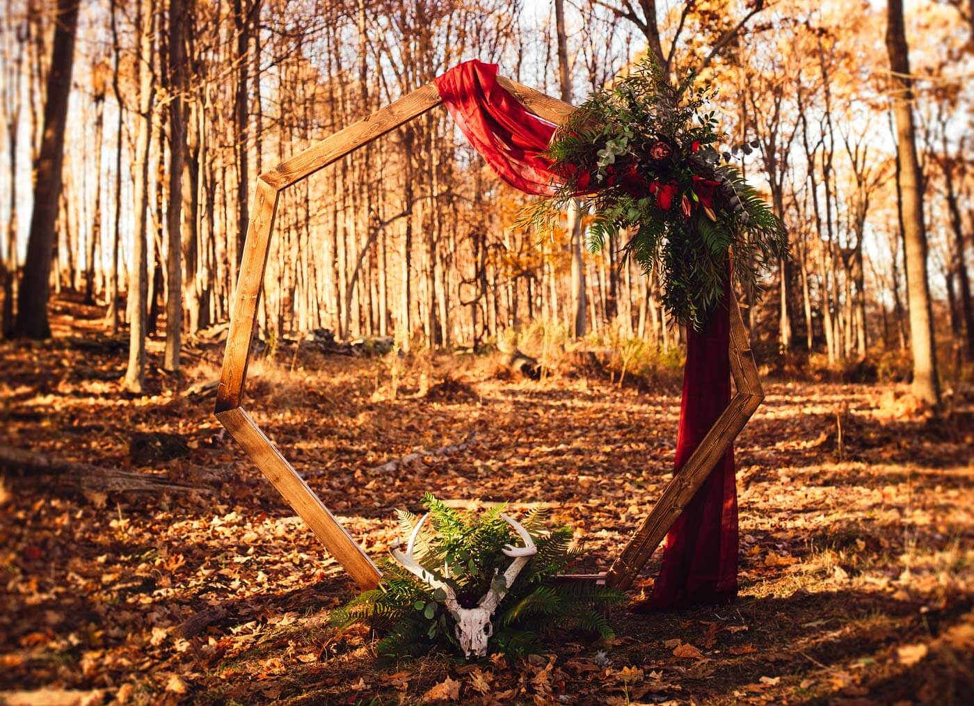 Oktober-Hochzeit mit Traubogen