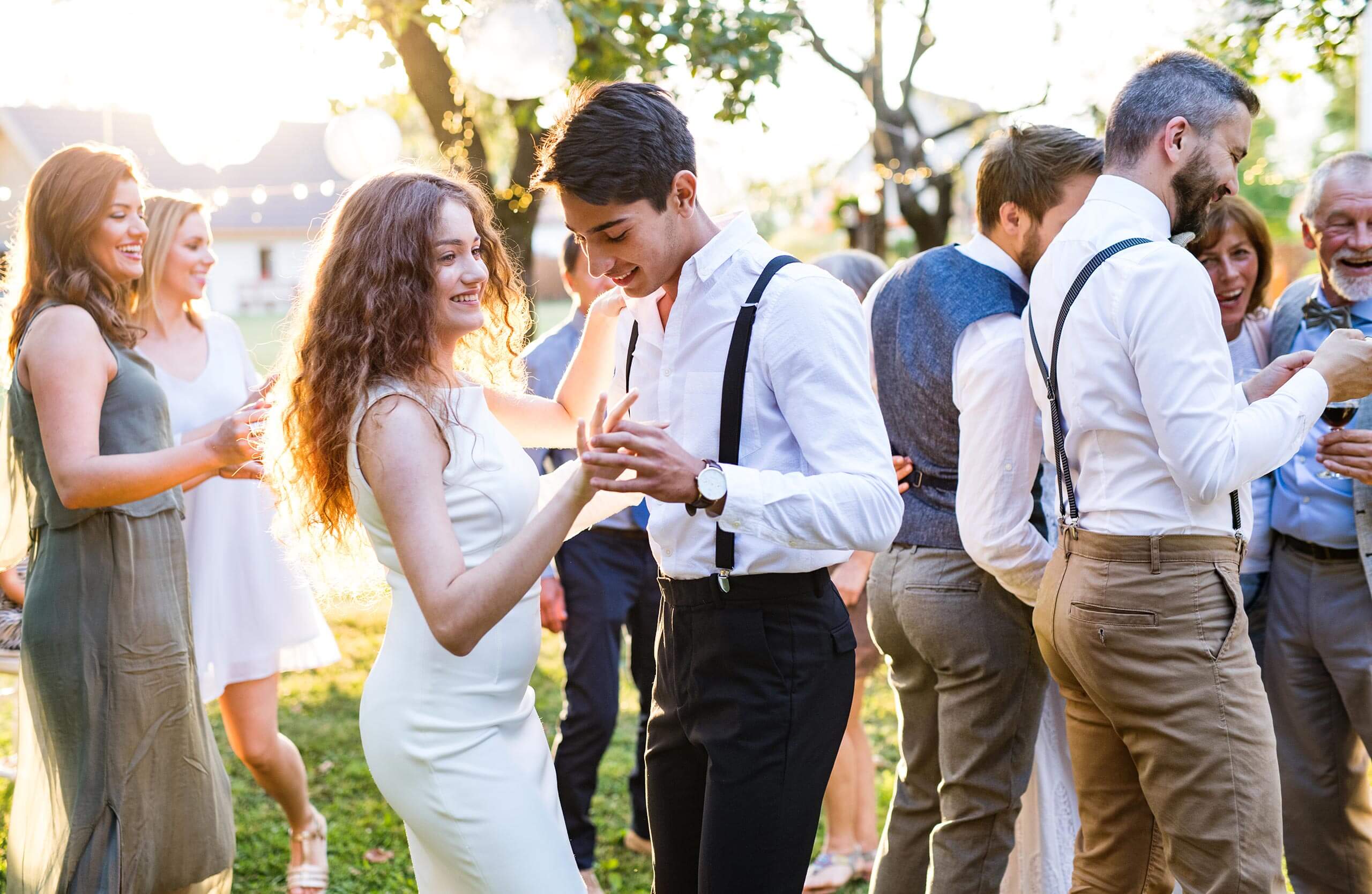 Gartenparty: Hochzeit zu Hause im Garten