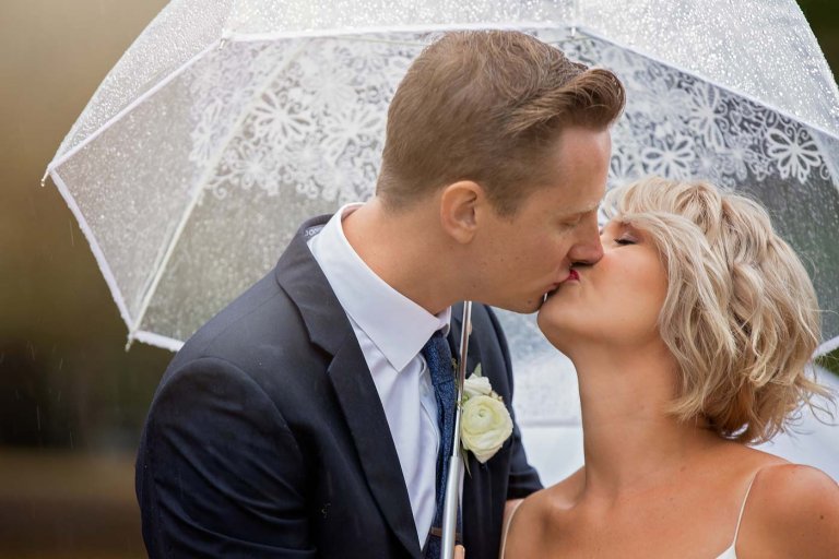 Regenschirm für die Hochzeit Die besten Tipps & Hochzeitsschirme