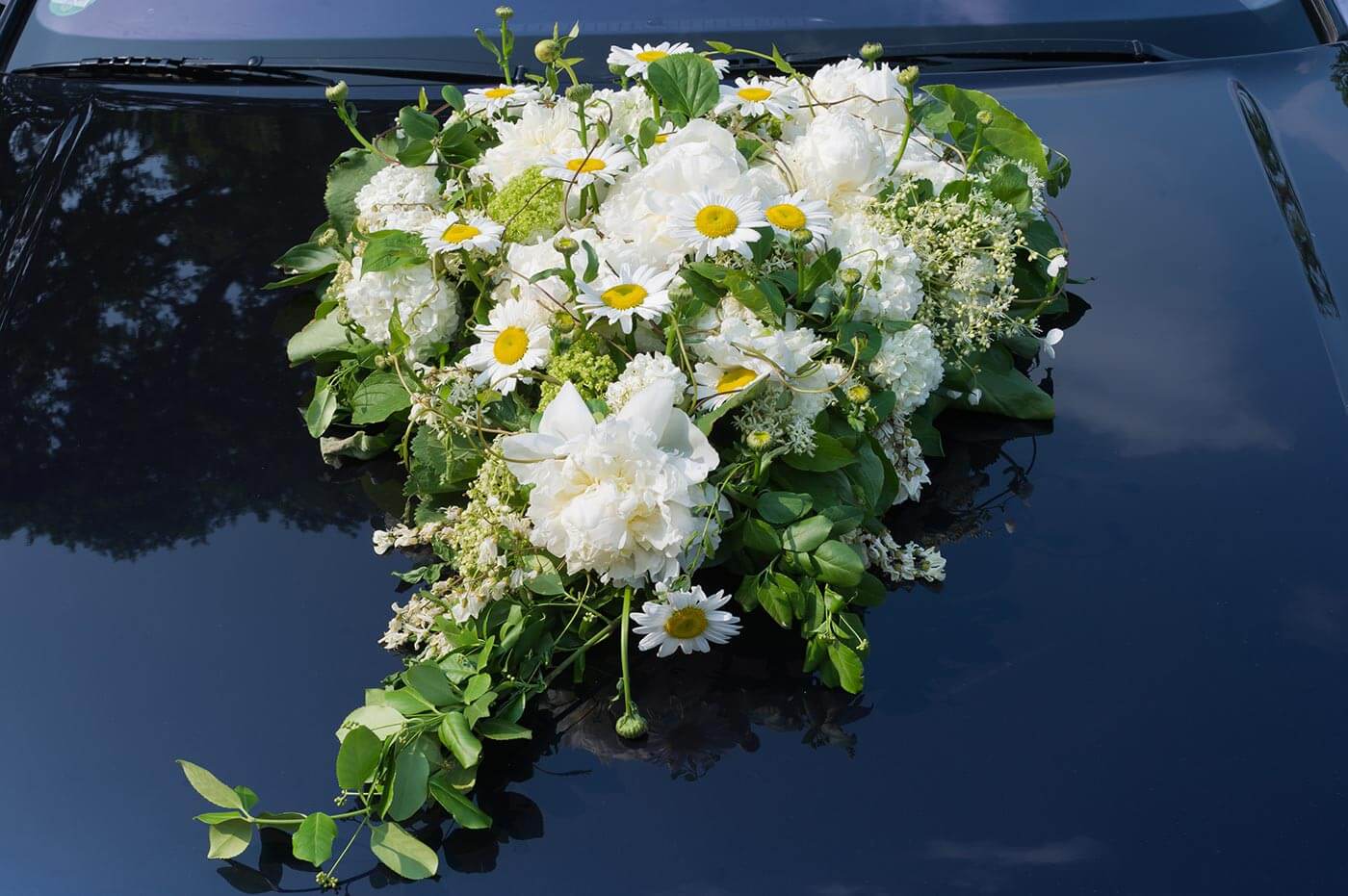 Autodeko zur Hochzeit mit Blumen