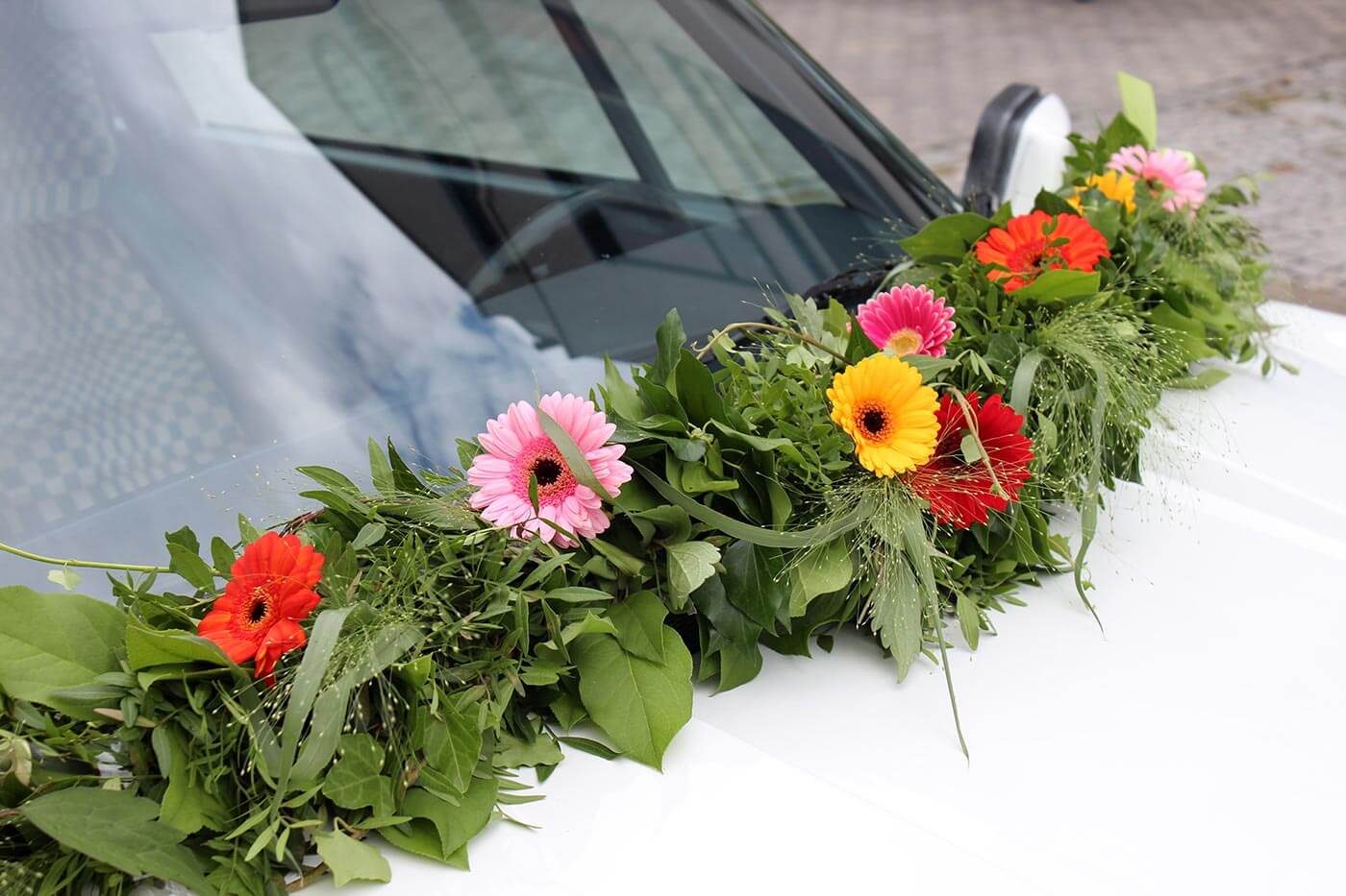 Autoschmuck mit Gerberas