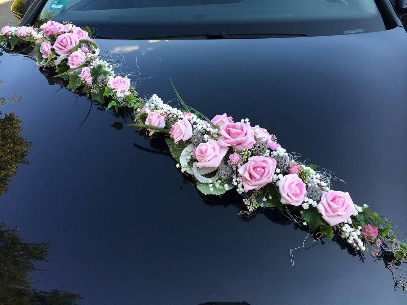 Autoschmuck zur Hochzeit aus Rosen