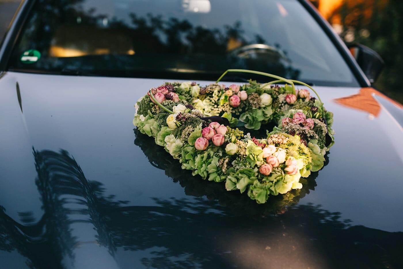 Blumen auf der Motorhaube