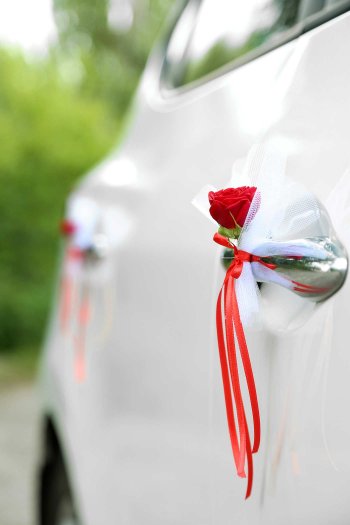 Autoschmuck Hochzeit: Wie man Autoschleifen und Blumen in Szene setzt