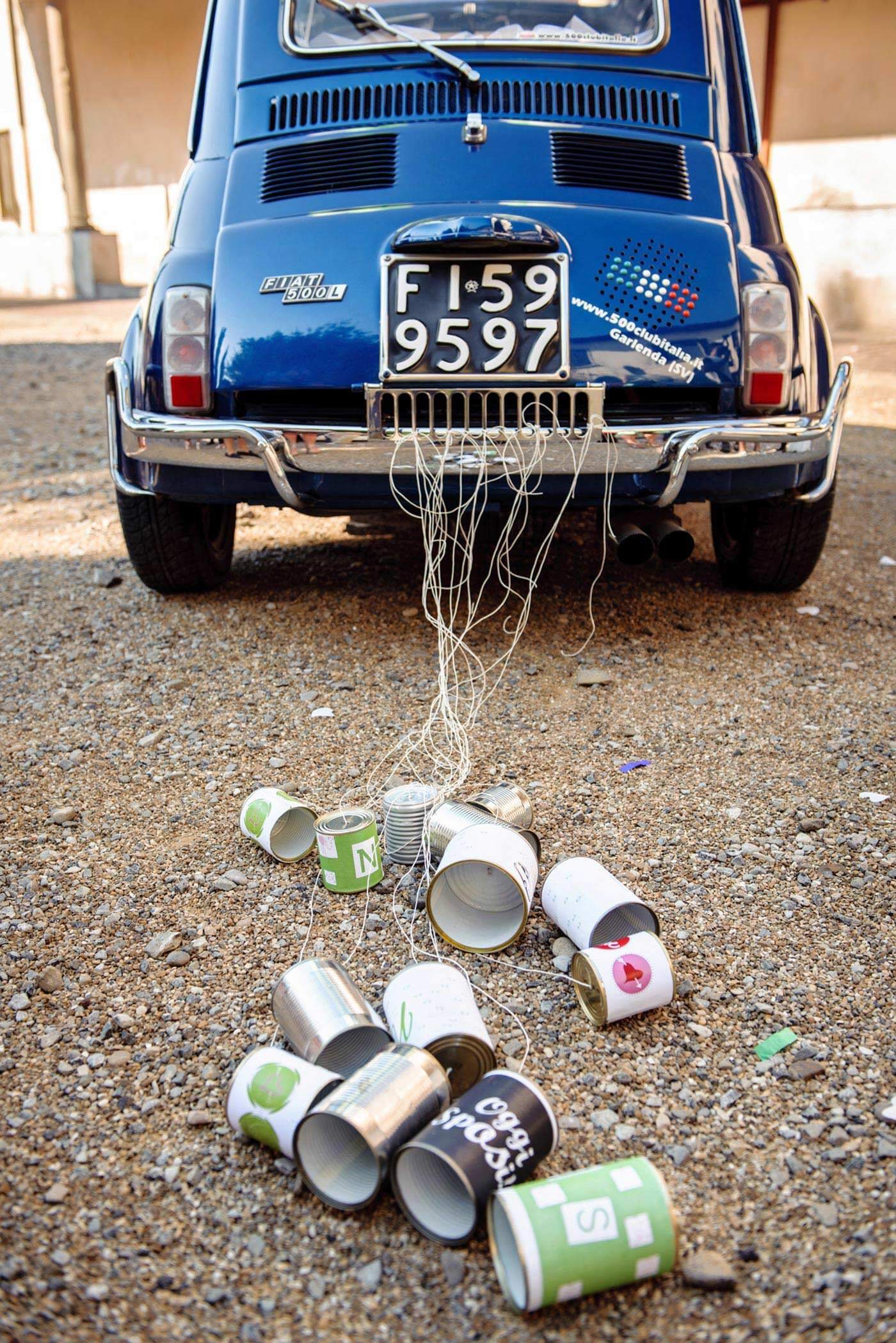 Dosen am Auto zur Hochzeit