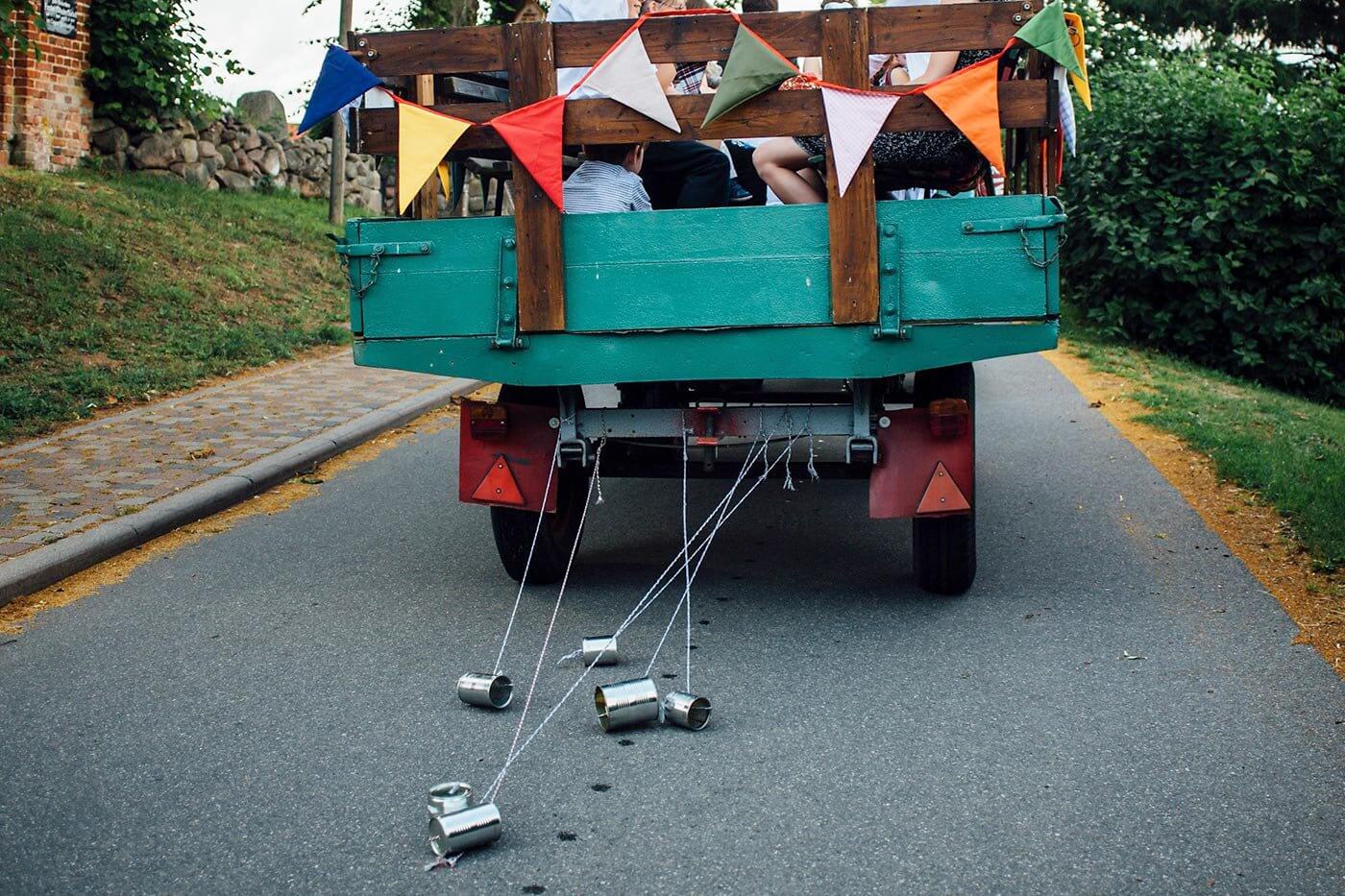 Dosen an Autos zur Hochzeit