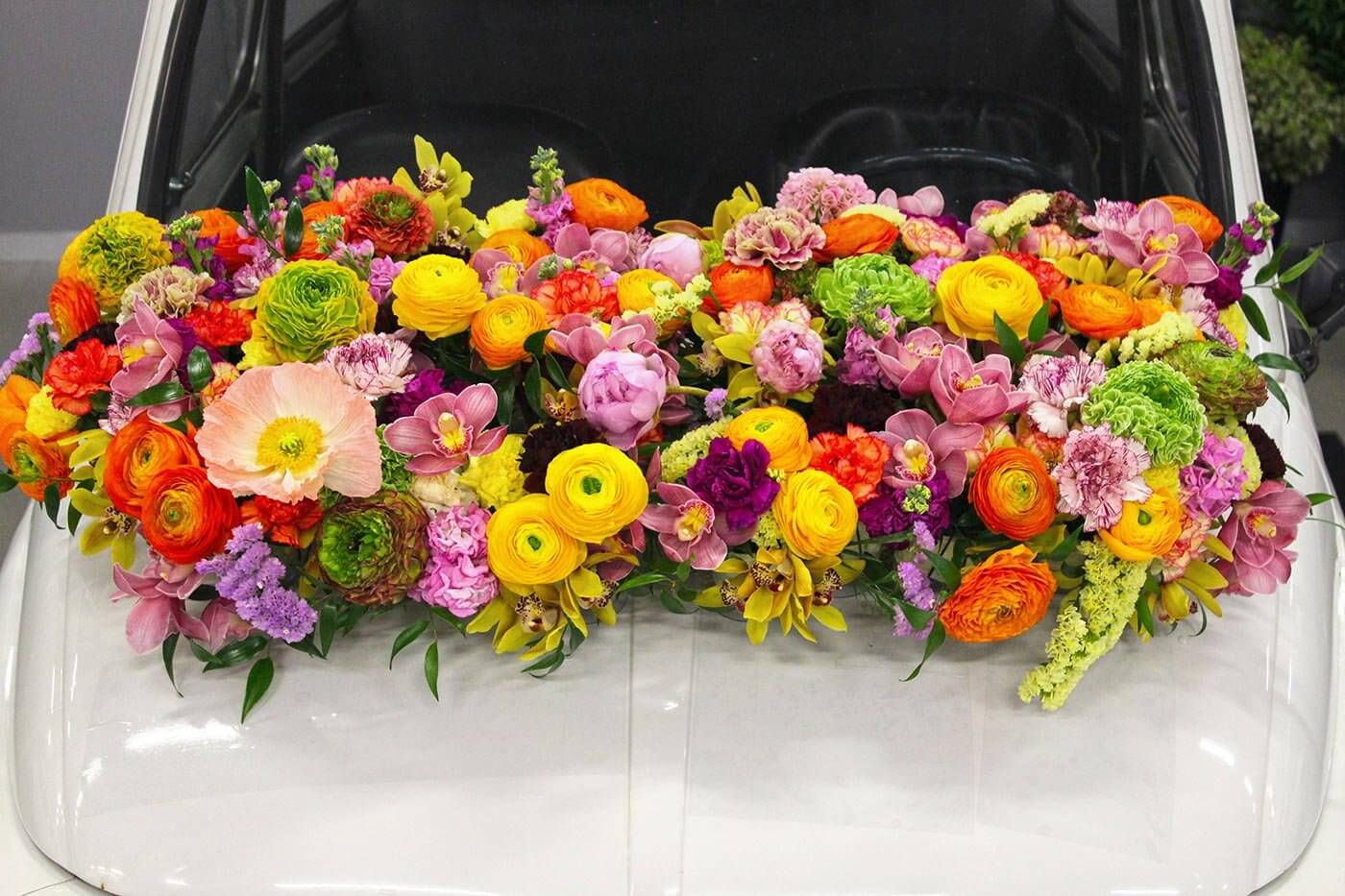 Hochzeitsauto mit farbenfrohen Blumen