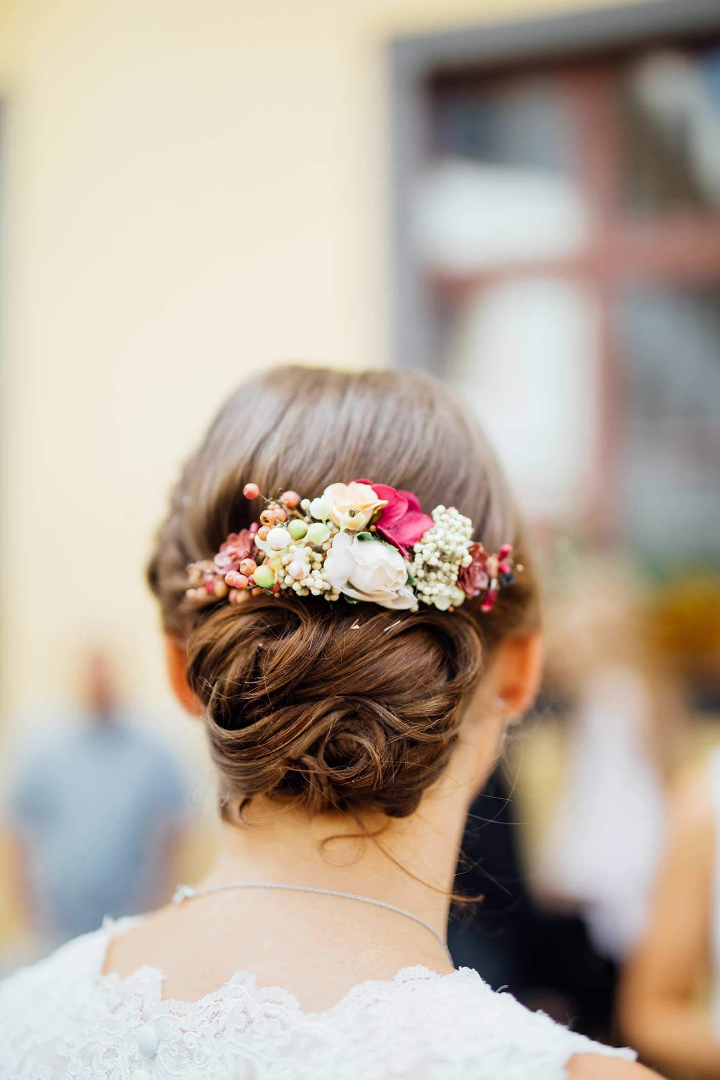 Blumenkranz in den Haaren