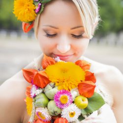 Brautfrisur mit Blumen