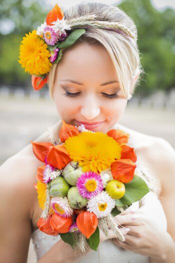 Brautfrisur mit Blumen