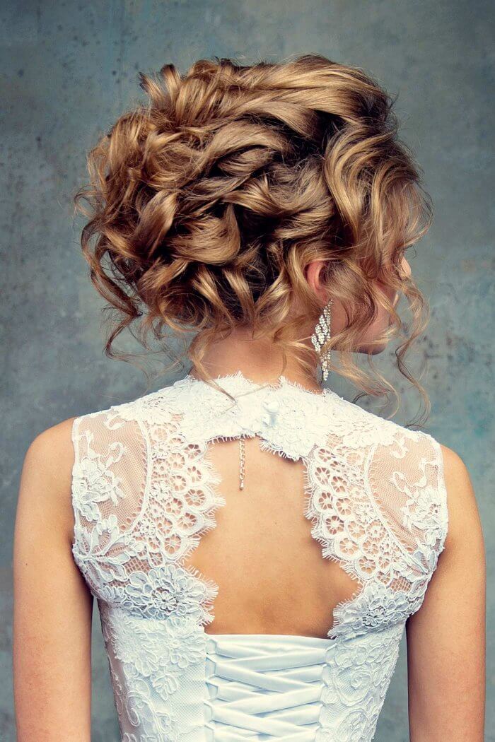 Hochsteckfrisur mit Locken