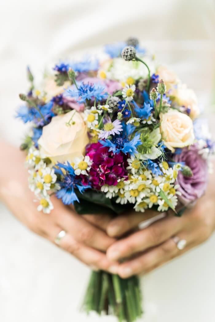 Brautstrauß mit Gartenblumen