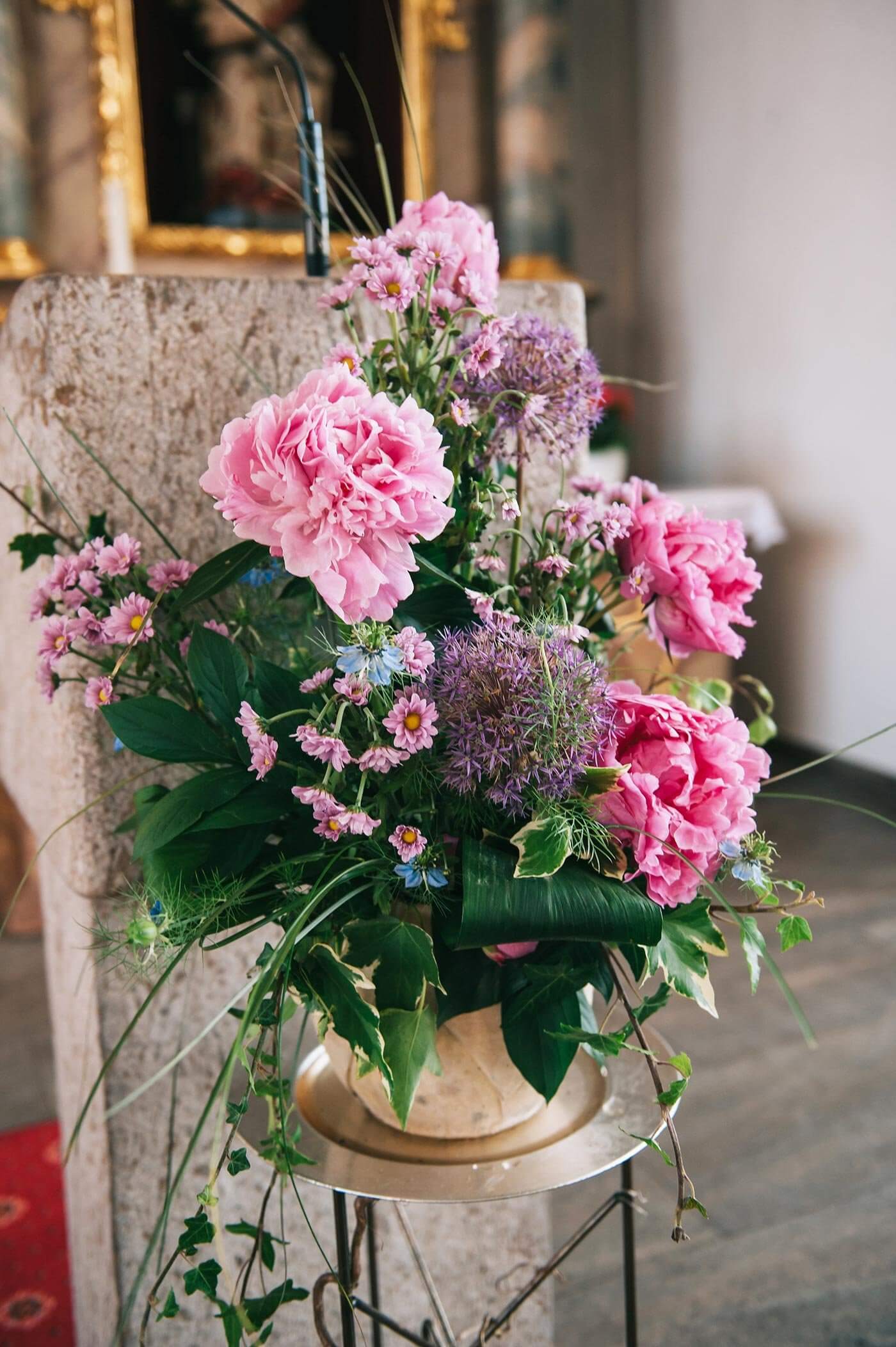 Blumenschmuck für den Altar