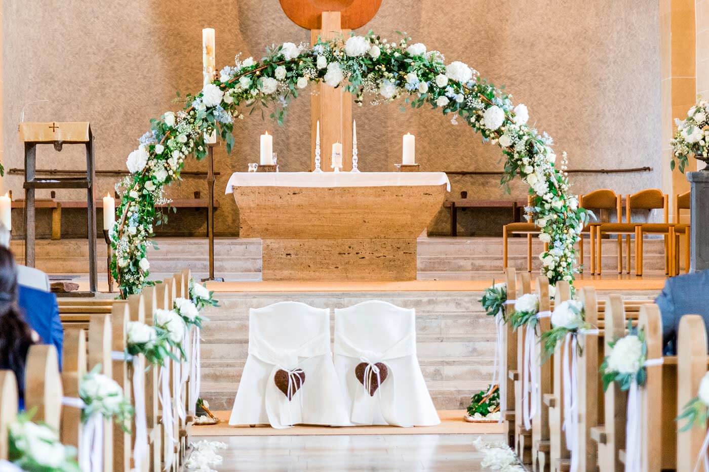 Katholische Kirche Dekoration Für Hochzeiten Stockfoto und mehr