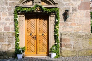 Kirche Tür mit Blumen
