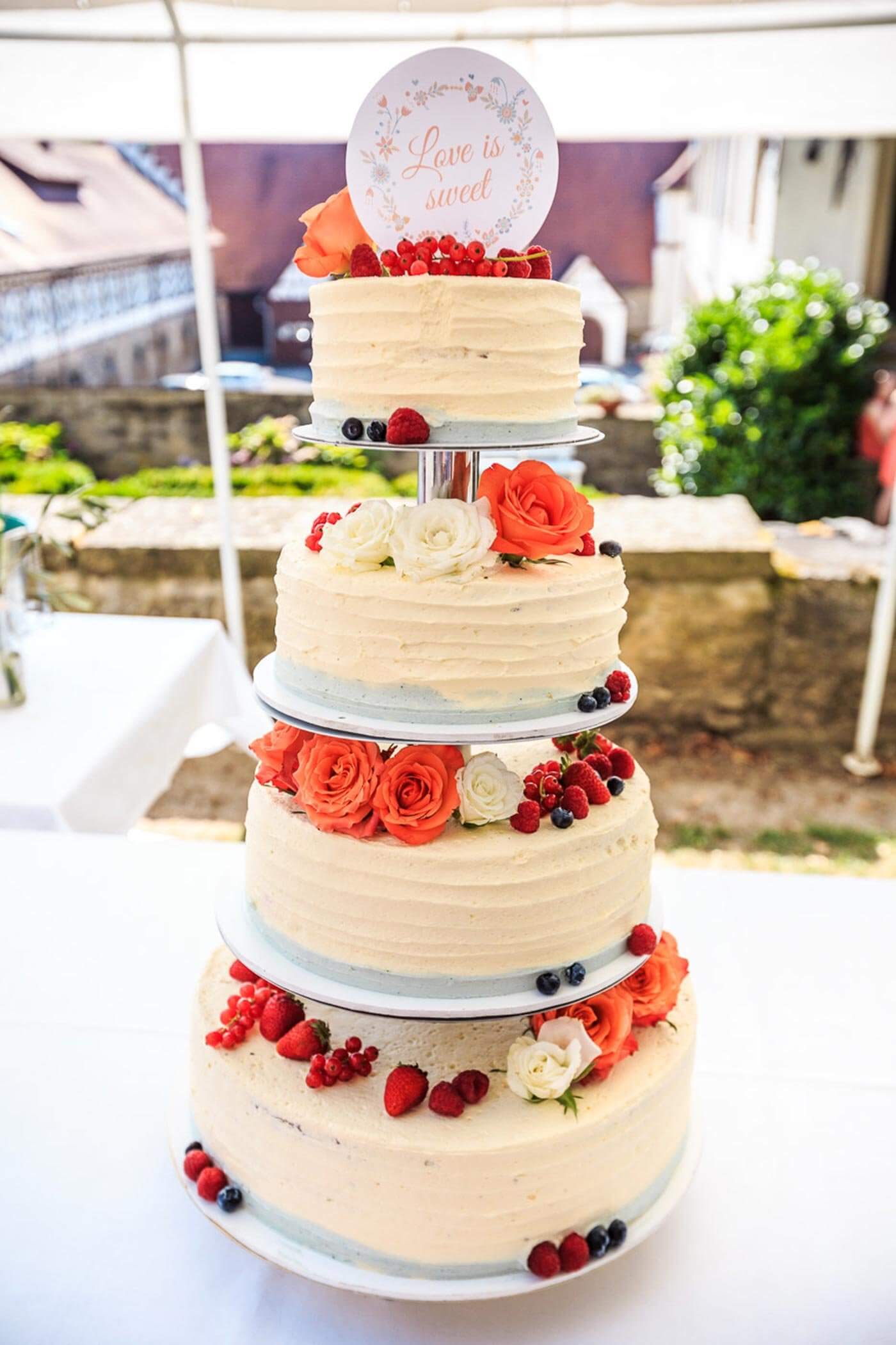 Hochzeitstorte mit Beeren