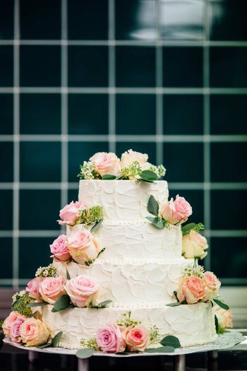 Hochzeitstorte mit Rosen