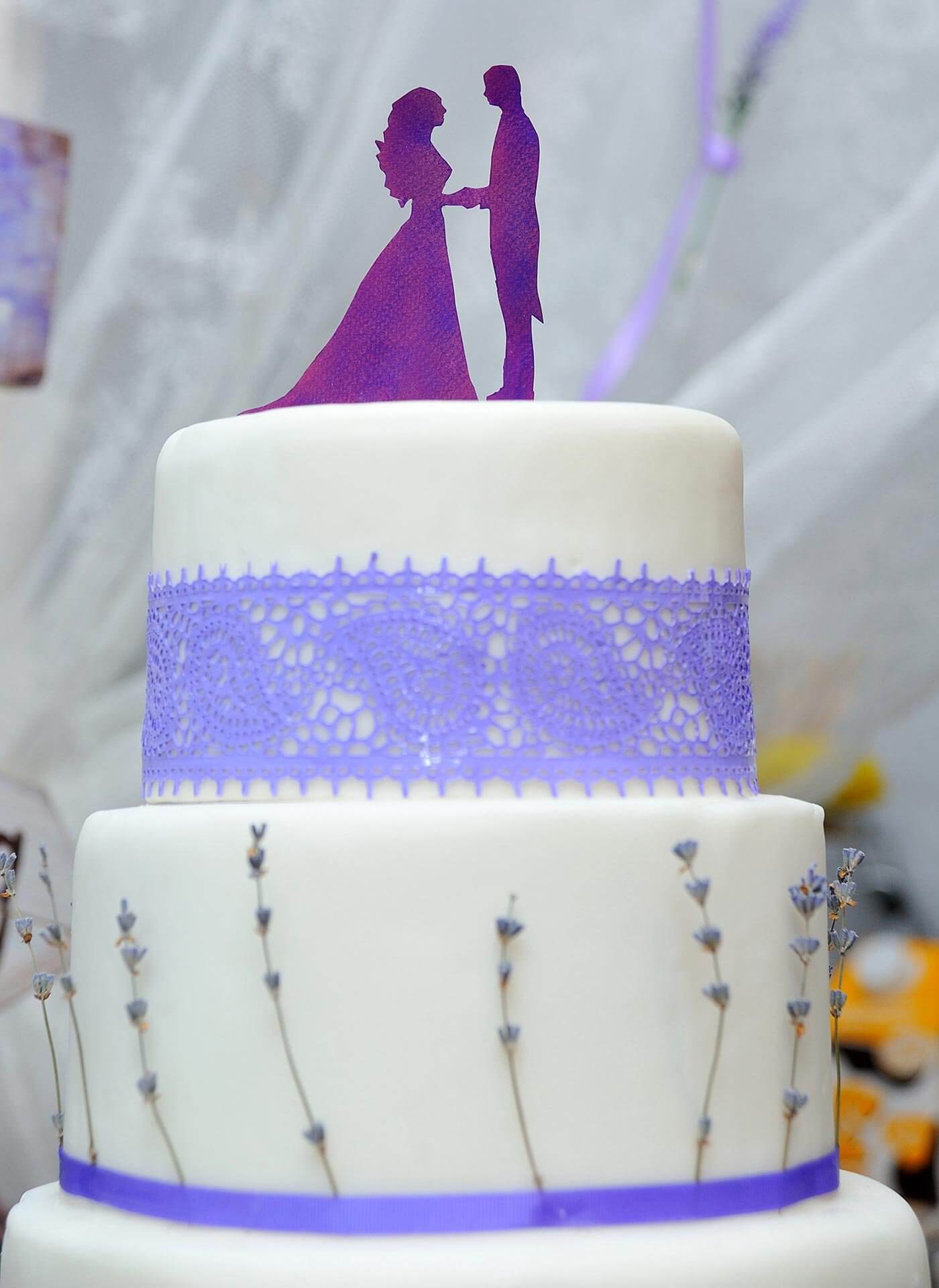 Hochzeitstorte violett