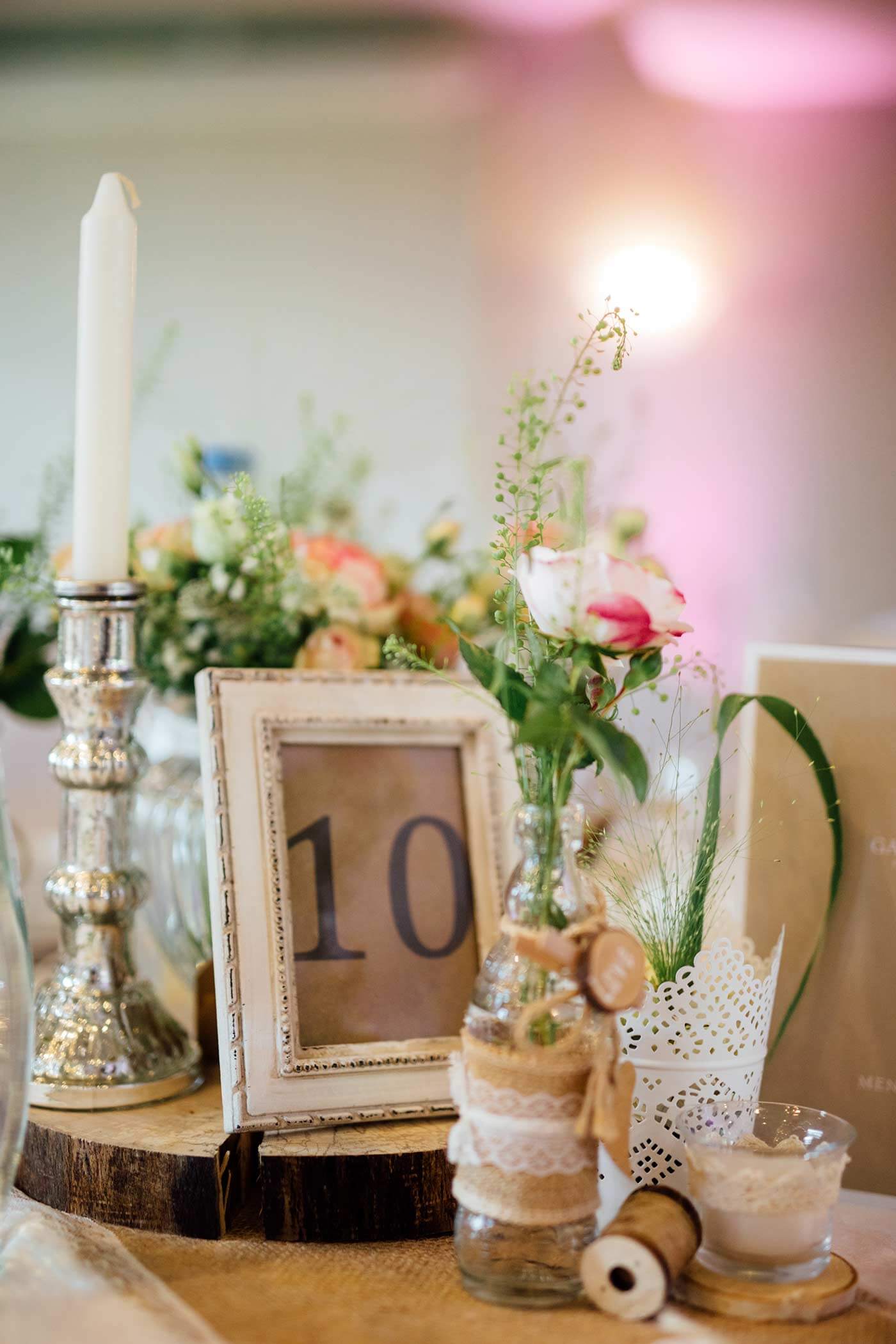 Tischnummern selber machen: Goldene Dekoelemente für die Hochzeit