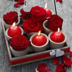 Romantische Tischdeko mit Rosen