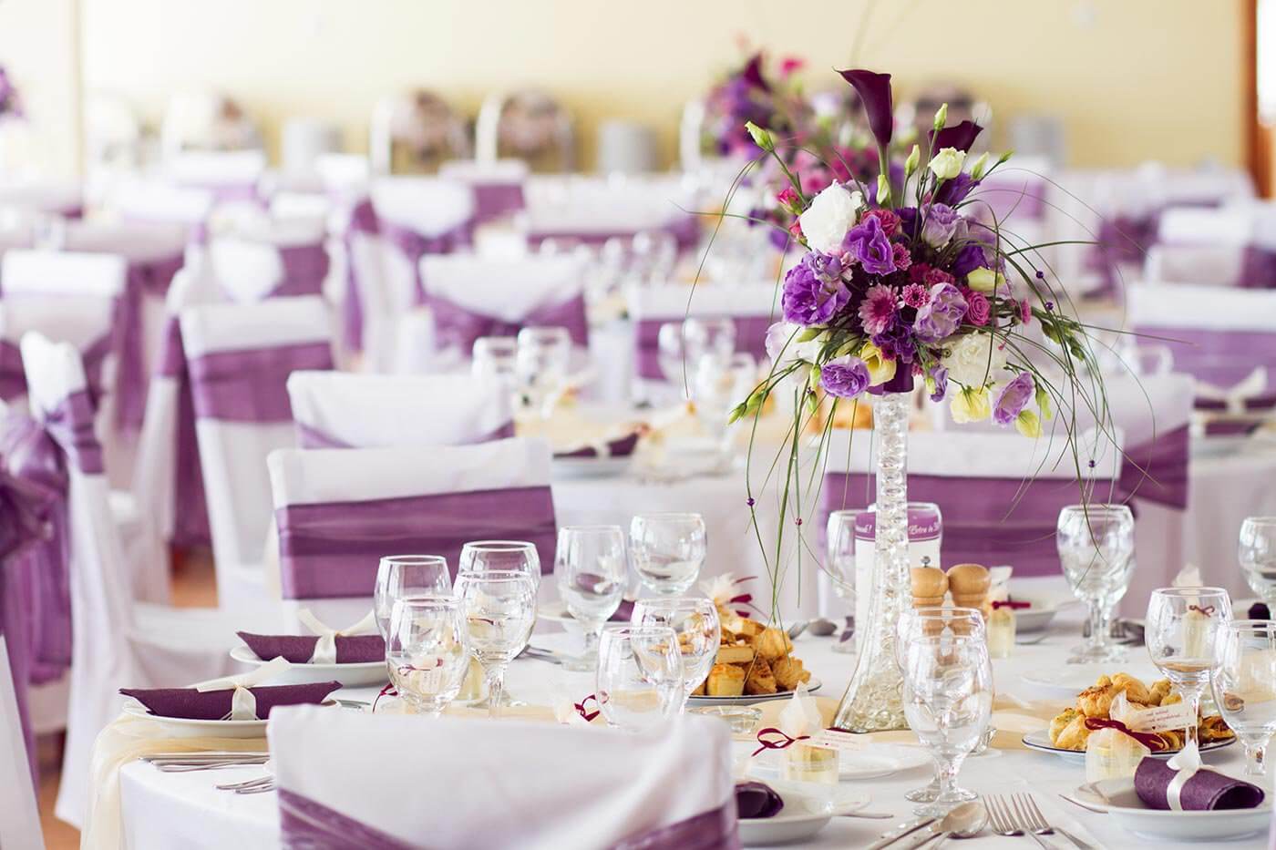 Tischdeko für Hochzeit in Lila