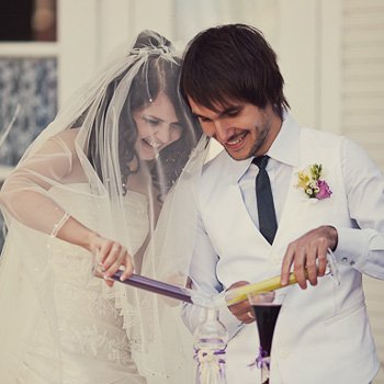 Eine Sandzeremonie bei der Hochzeit in gelb und lila