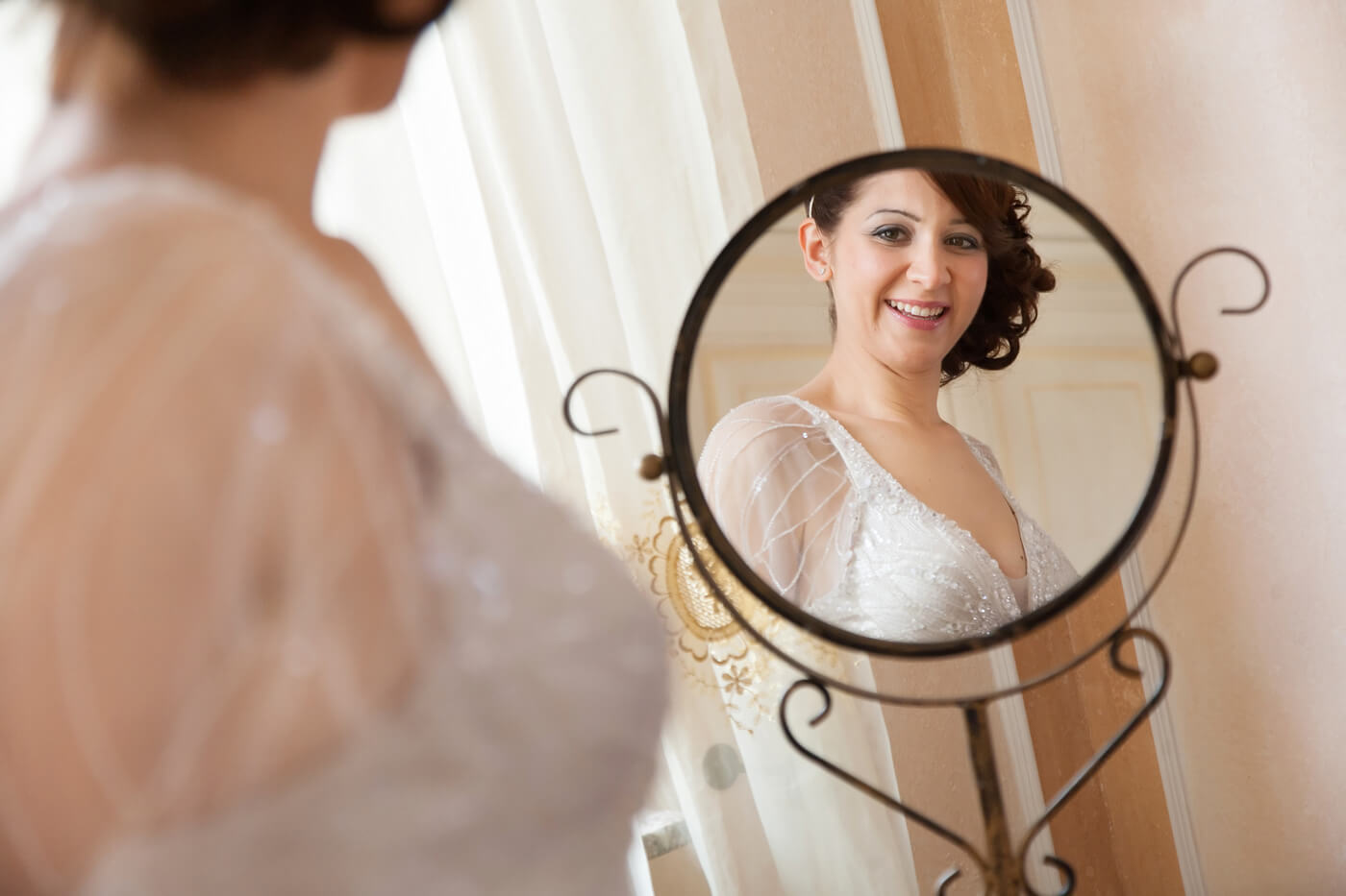 Приснилось что выхожу за муж. Невеста у зеркала. Невеста перед зеркалом. Девушка меряет свадебное платье. Отражение невесты в зеркале.