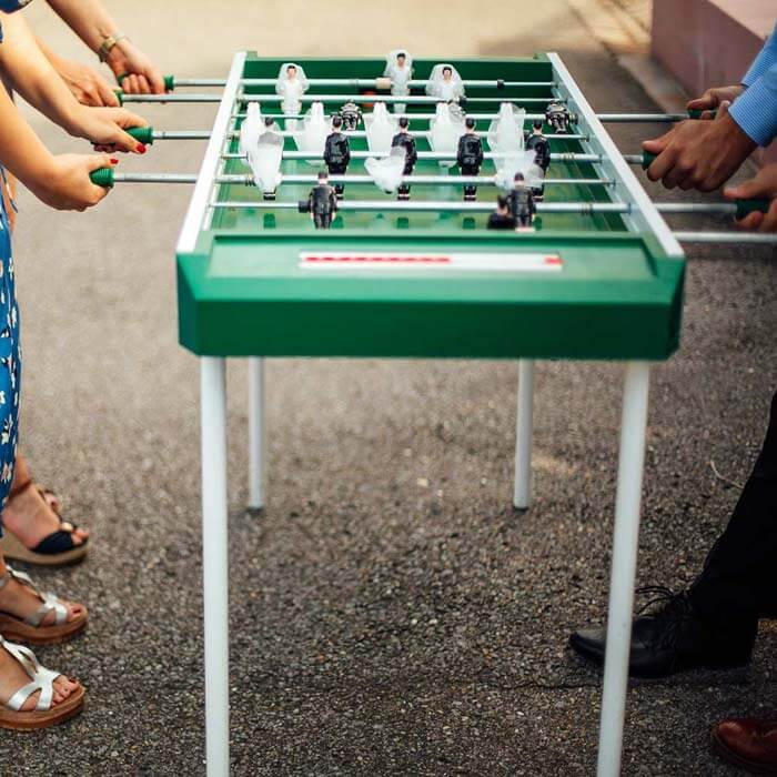FußballHochzeit in Rot & Weiß Fotostory mit wundervollen Paarbildern