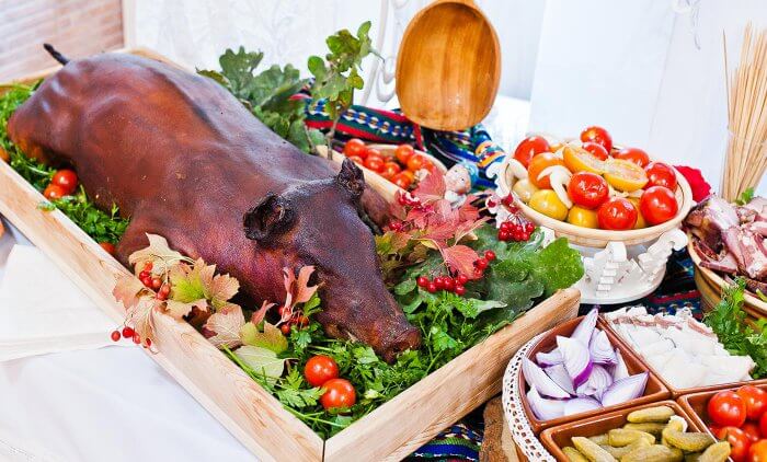 Hochzeit auf dem Bauernhof Essen Spanferkel