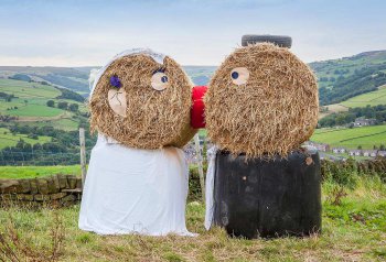 Strohballen Brautpaar für Bauernhofhochzeit