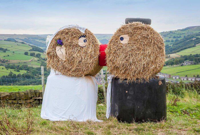 Strohballen Brautpaar für Bauernhofhochzeit 