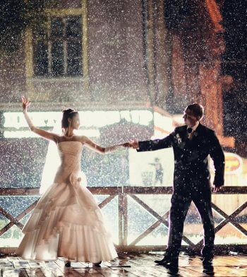 Gute Laune Bei Regen Auf Der Hochzeit Mit Der Lamie Direkt Hochzeitsversicherung