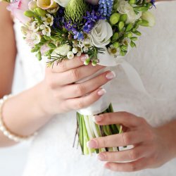 Nägel mit Nagelaufkleber für die Hochzeit